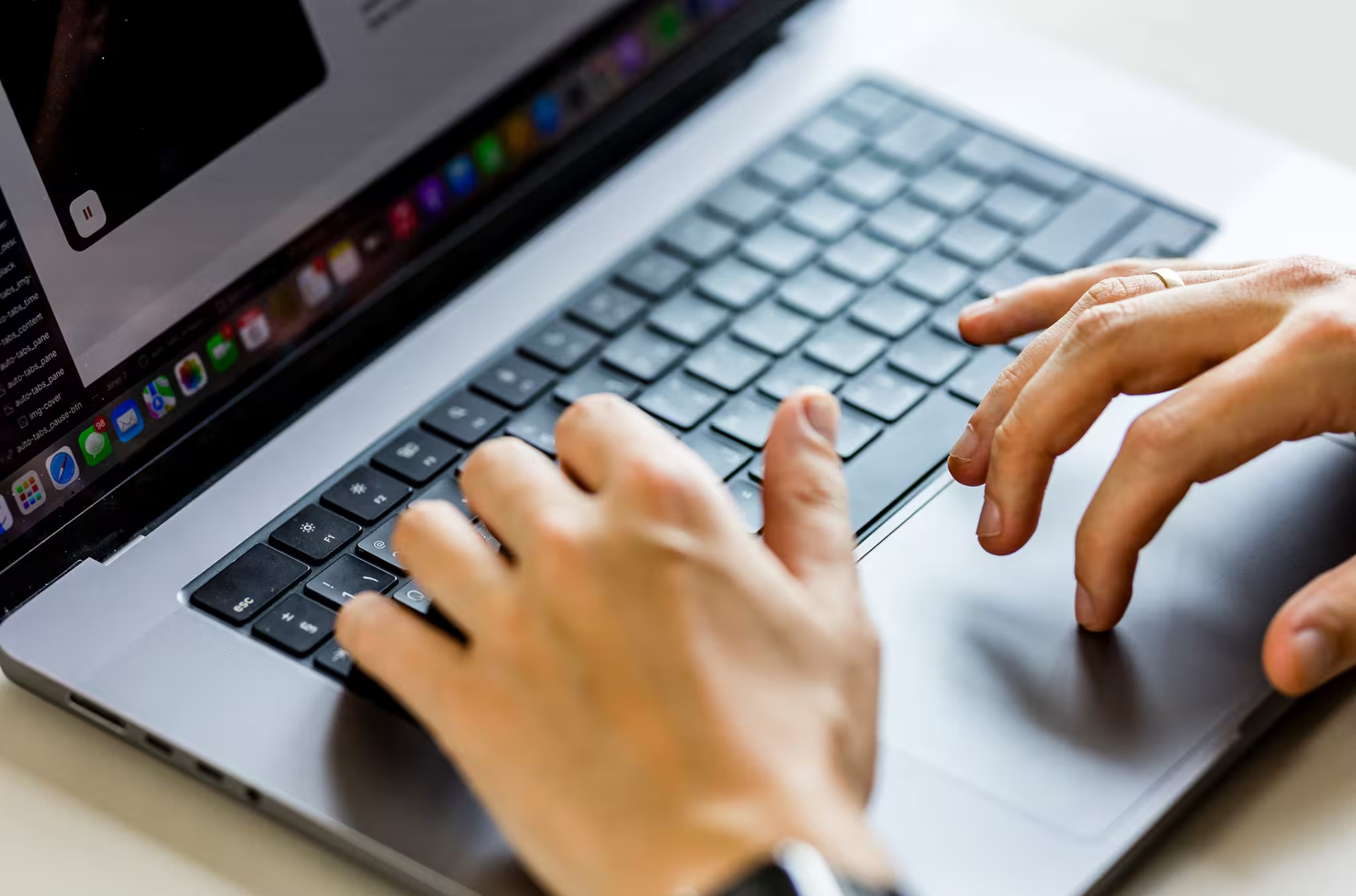 Arbeit am Laptop bei DW Web & Media