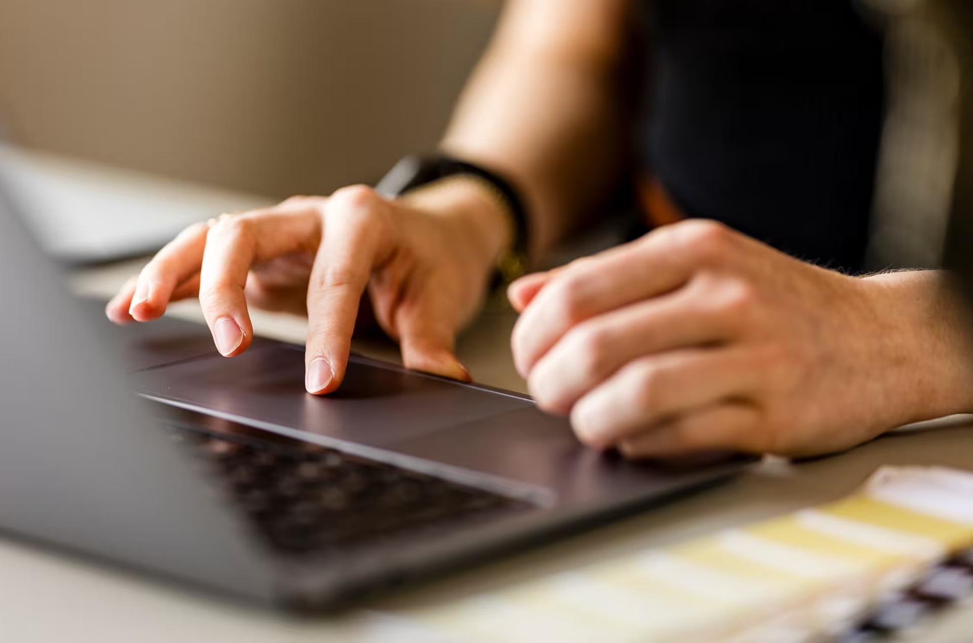Gestaltung am Laptop mit Farbmustern bei DW Web & Media