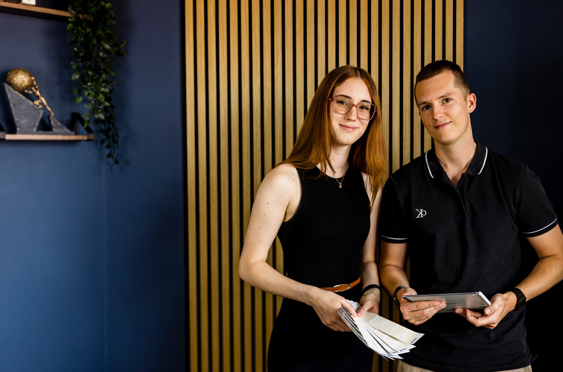 Agatha und Dominik von DW Web & Media im Büro in Bensheim